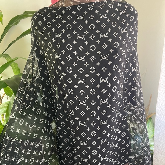 Louis Vuitton Silk Monogram Scarf. - Picture 6 of 16